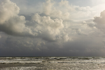 Mar Caribe en Tortuguero Costa Rica con nubes de tormenta en tonos grises