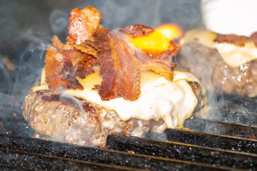 Bacon Cheeseburger with Gooey Cheese on the Grill with Bacon, Ready to be Served, Hambúrguer com Bacon e Queijo Derretido na Grelha