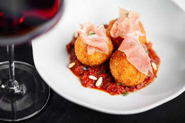 Arancini, com tomatada, presunto cru e pinoli.
Arancini, with tomato, raw ham and pine nuts.