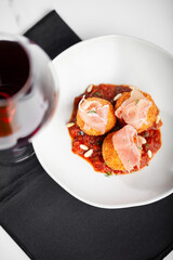 Arancini, com tomatada, presunto cru e pinoli.
Arancini, with tomato, raw ham and pine nuts.