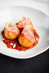 Arancini, com tomatada, presunto cru e pinoli.
Arancini, with tomato, raw ham and pine nuts.