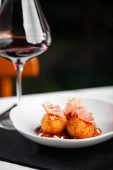 Arancini, com tomatada, presunto cru e pinoli.
Arancini, with tomato, raw ham and pine nuts.