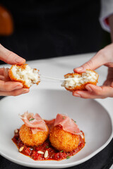 Arancini, com tomatada, presunto cru e pinoli.
Arancini, with tomato, raw ham and pine nuts.