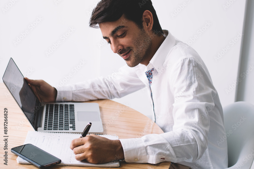 Aufkleber successful smiling software developer planning meeting with employer writing list of main questions,
