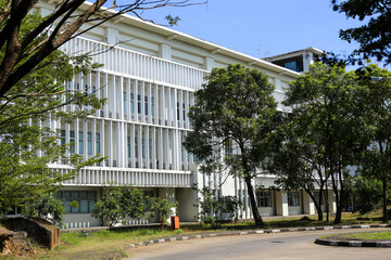 White multi-storey campus building during the day