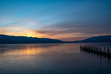 真冬の諏訪湖の日の出