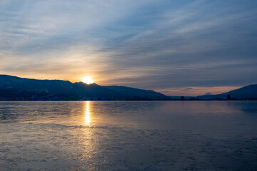 Fototapeta premium 真冬の諏訪湖の日の出