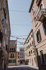 magnifique vue d'une ruelle de la ville de Venise en Italie avec du ligne qui sèche aux fenêtres
