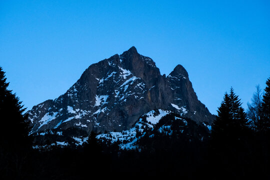 Pic du midi d'Ossau au couch&eacute; du soleil
