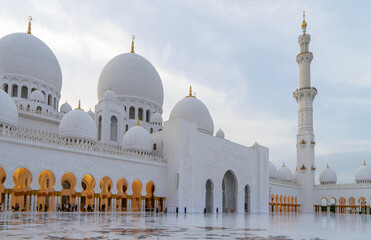 Sheikh Zayed Grand Mosque at sunset, Abu Dhabi, United Arab Emirates. Country's largest mosque, key place of worship for daily Islamic prayers