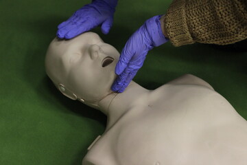 Examination of the respiratory tract during the provision of first aid