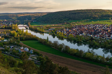 Abend über dem Naturschutzgebiet Grainberg-Kalbenstein am Main bei Karlstadt, Landkreis...