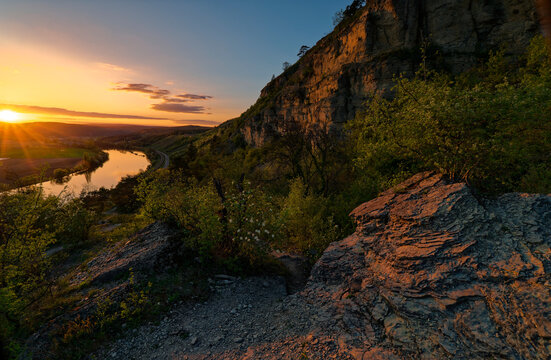Abend &uuml;ber dem Naturschutzgebiet Grainberg-Kalbenstein am Main bei Karlstadt, Landkreis Main-Spessart, Unterfranken, Bayern, Deutschland.