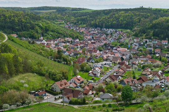 Blick auf das Weindorf Ramsthal und seine Weinberge, Landkreis Bad Kissingen, Franken, Unterfranken, Bayern, Deutschland.