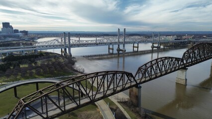 Obraz premium bridge over the Ohio river from Louisville Kentucky