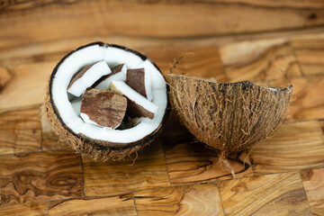 Fruchtfleisch und Seile aus Fasern von der Kokosnuss Cocos nucifera