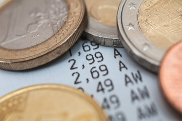 Preissteigerungen und Inflation in Europa - Kassenzettel aus dem Supermarkt