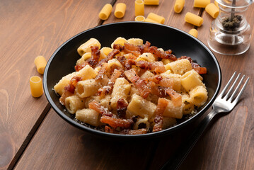 Pasta alla carbonara, ricetta tradizionale della cucina romana, cibo italiano, gastronomia europea 