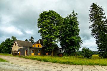 Obraz premium Ein kleiner Spaziergang am Rande des Thüringer Waldes zur Hallenburg vom Skigebiet Knüllfeld - Steinbach-Hallenberg - Thüringen - Deutschland