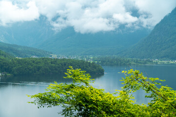 Hallstätter See, Bergpanorama und Obertraun in Hallstatt im Sommer Salzkammergut