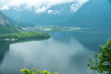 Hallstätter See, Bergpanorama und Obertraun in Hallstatt im Sommer Salzkammergut