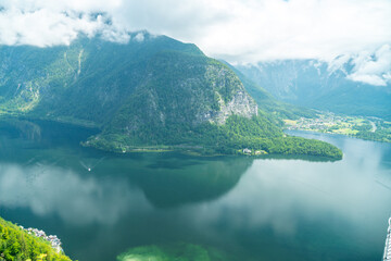 Hallstätter See, Bergpanorama und Obertraun in Hallstatt im Sommer Salzkammergut