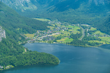 Hallstätter See, Bergpanorama und Obertraun in Hallstatt im Sommer Salzkammergut
