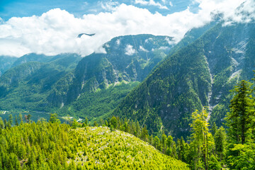 Hallstätter See, Bergpanorama und Obertraun in Hallstatt im Sommer Salzkammergut