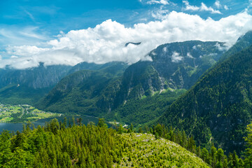 Hallstätter See, Bergpanorama und Obertraun in Hallstatt im Sommer Salzkammergut