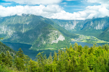 Hallstätter See, Bergpanorama und Obertraun in Hallstatt im Sommer Salzkammergut