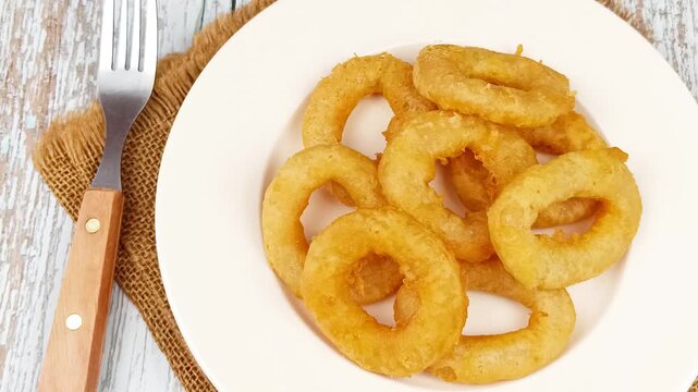 beignets de calamars ou beignets d'oignons, en gros plan, dans une assiette	