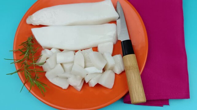 morceaux de calamars cru, en gros plan, dans une assiette	
