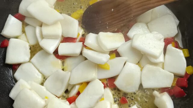 morceaux de calamars cru, en gros plan, en cuisson dans une po&ecirc;le