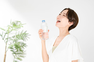 水を飲む女性