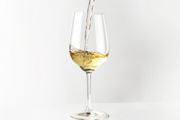 ワインを注ぐ様子