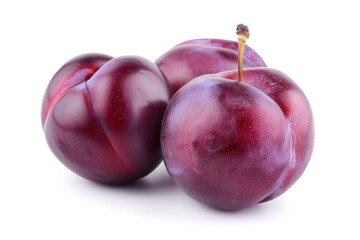 Obraz premium Ripe purple plums on white isolated background