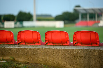 Czerwone krzesełka sportowe © TM 360