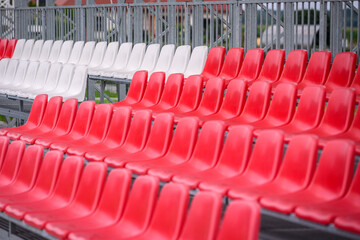 Białe i czerwone krzesełka sportowe © TM 360