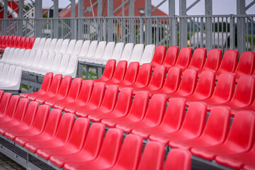 Białe i czerwone krzesełka sportowe © TM 360