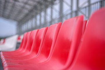 Czerwone krzesełka sportowe © TM 360