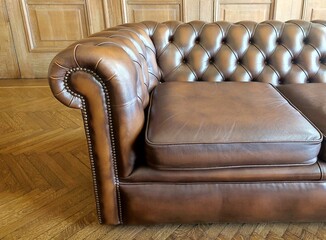 Obraz premium Photo of an elegant leather Chesterfield sofa.