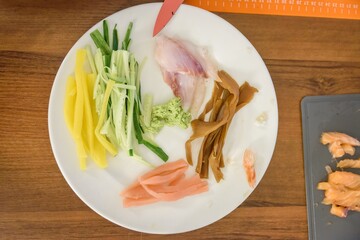 Warzywa i ryby na talerzu © TM 360