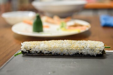 Sushi na desce do krojenia