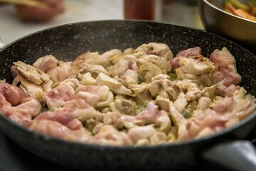 Smarzenie kostek mięsa na patelni