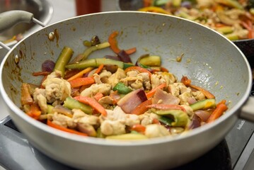 Smarzenie warzyw na patelniSmarzenie warzyw na patelni