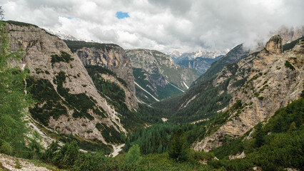 Obraz premium Tre Cime Circuit: Snow-Covered Trails and Dolomite Peaks