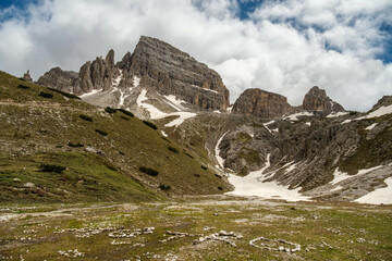 Obraz premium Dolomites Adventure: June Snow and Fog on Tre Cime Circuit