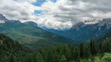 Fototapeta premium Dolomite Heights Revealed: Trail Views Leading to Lago di Sorapis