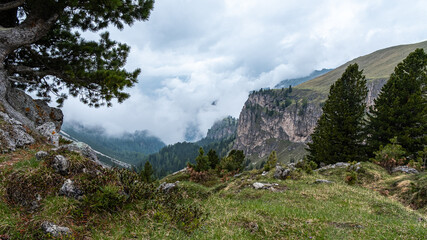 Obraz premium Epic Hike Through Val Vallunga's Mordor-like Terrain