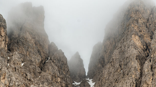 Epic Peaks: A Scenic View from Val Vallunga